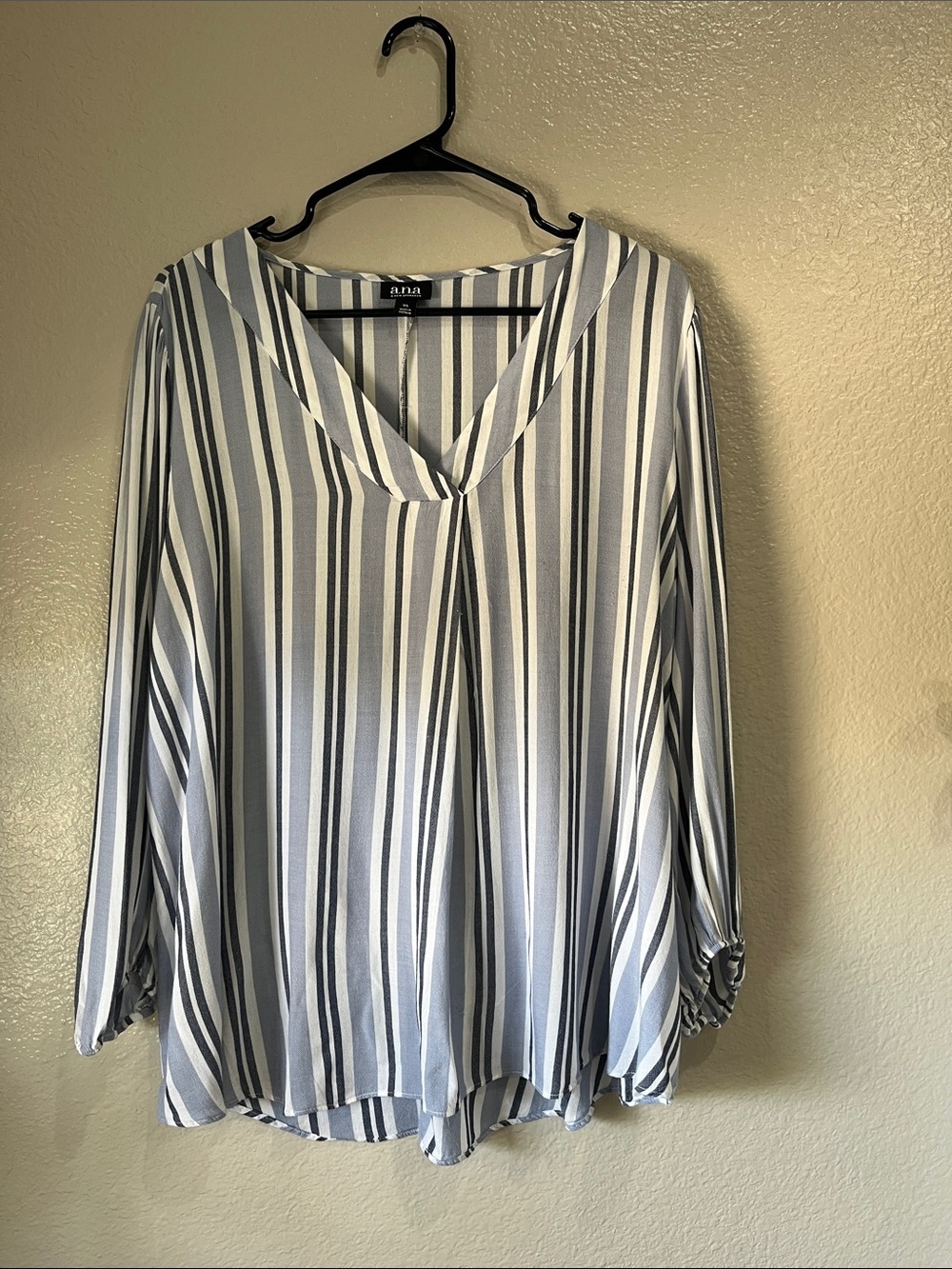 a.n.a Striped V-Neck Blouse White Gray Lightweight Sz XL Bohemian Chic